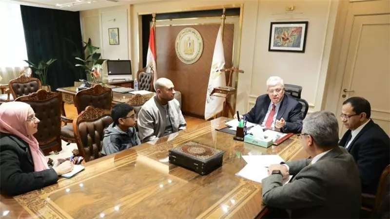 لنبوغه العلمي.. وزير التعليم العالي يوجه بإلحاق الطالب العبقري «يحيى» للدراسة بكلية العلوم