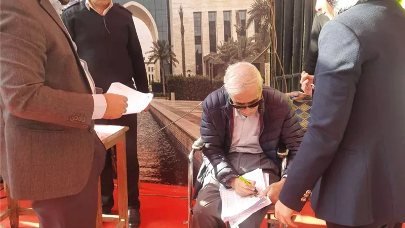لفتة إنسانية.. قاضية تتوجه ببطاقة التصويت لناخب مسن تعذر صعوده للجنته الانتخابية