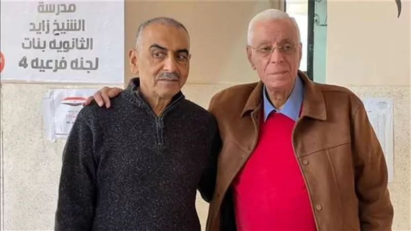 حسام موافي يدلي بصوته في  إحدى لجان مدينة الشيخ زايد