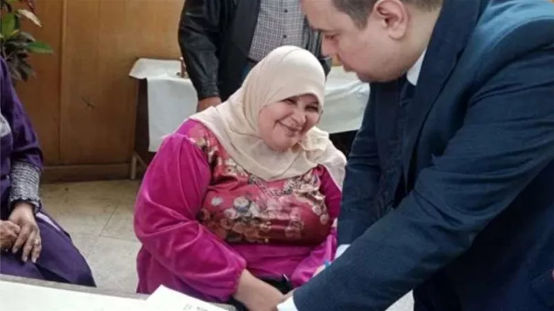 رئيس لجنة المغتربين بحي العجمي غرب الإسكندرية يساعد إحدى الناخبات الكفيفات لإادلاء بصوتها