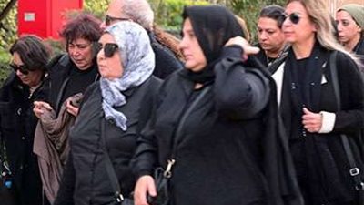 إيناس عبد الدايم تبكي بحرقة في جنازة زوجها
