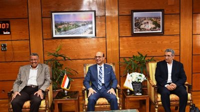 رئيس جامعة أسيوط يستقبل لجنة من وزارة البيئة لتعزيز استخدام الطاقة النظيفة بالمستشفيات الجامعية