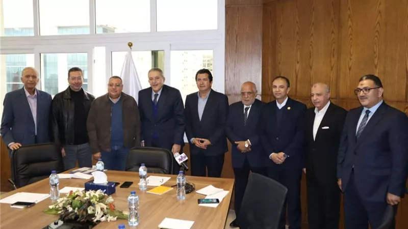 بحضور رئيس الاتحاد.. شعبة السيارات تبدء اجتماعها لدعم القطاع