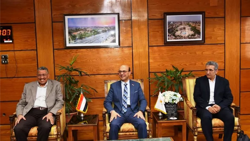 رئيس جامعة أسيوط يستقبل لجنة من وزارة البيئة لتعزيز استخدام الطاقة النظيفة بالمستشفيات الجامعية