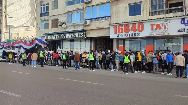 الشباب يصطفون أمام مقر لجنة كلية الزراعة بالإسكندرية