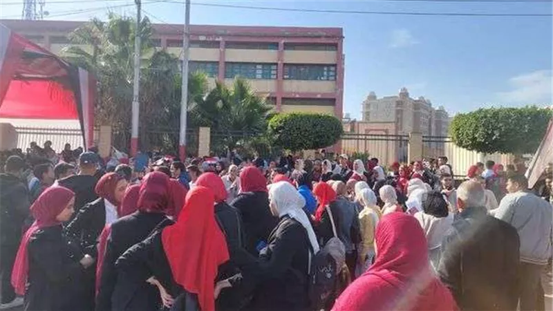الانتخابات الرئاسية 2024.. حشود شبابية كبيرة أمام المقار الانتخابية بالزقازيق