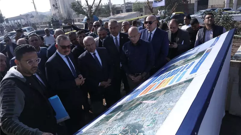 وزير النقل يتفقد مواقع العمل بعدد من مشروعات الطرق والكباري بكفر الشيخ والدقهلية