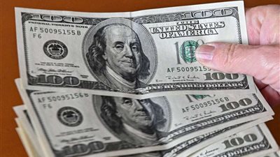 تهديدات وعواقب قانونية للمتعاملين بـ«الدولار المجمد» في السوق السوداء