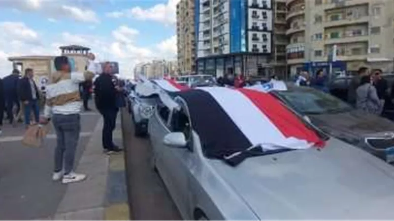 المواطنون يحتفلون بفوز السيسي بالانتخابات الرئاسية من كوبري استانلي بالأسكندرية