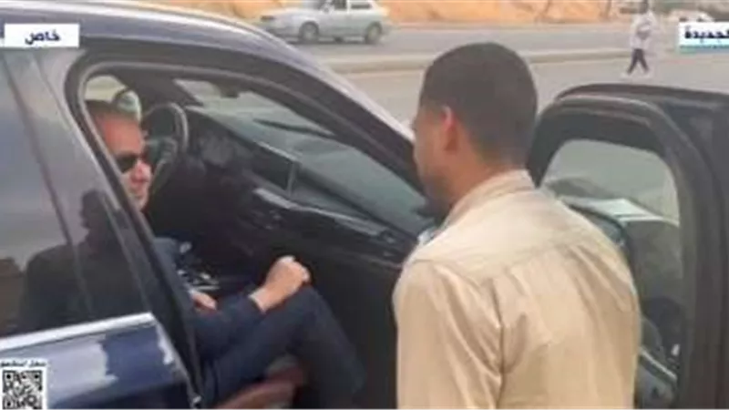 الرئيس السيسي يجري حوارا مع عدد من المواطنين أثناء مروره في شوارع القاهرة