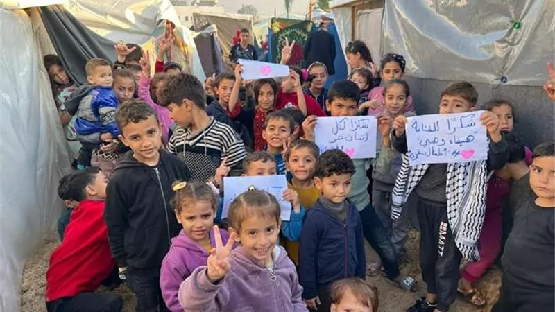 بالصور.. لفتة إنسانية من هيفاء وهبي لأطفال غزة