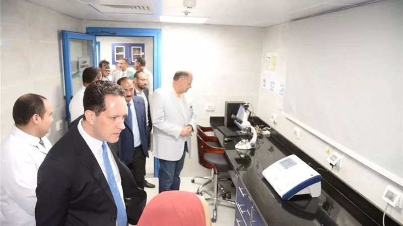 محافظ أسيوط ومدير الوكالة الأمريكية للتنمية يشهدان تشغيل المعمل المركزي لمياه الشرب