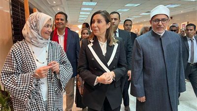 قيادات الأزهر ووزيرة الثقافة يفتتحون معرضا فنيا على هامش تكريم الفائزين في ملتقى الكاريكاتير