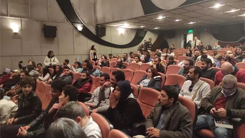 إقبال جماهيري على عرض فيلم 