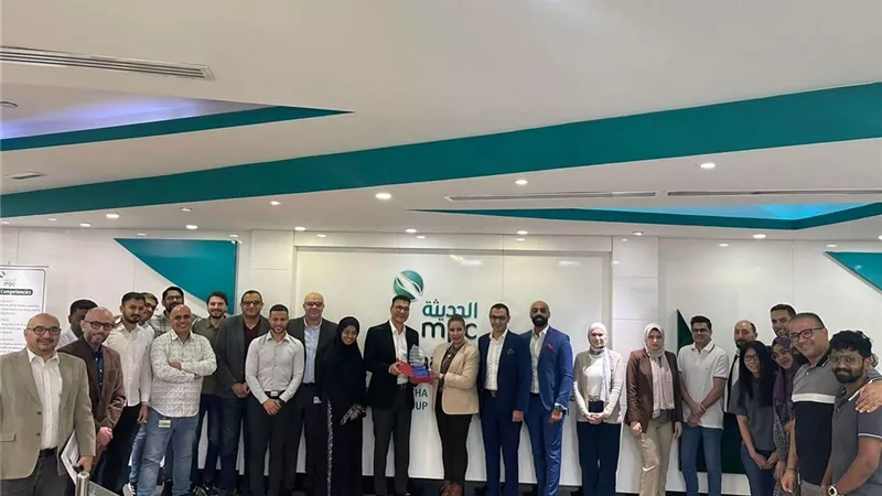غادة عجمي تُكرم رموز الجالية المصرية في الإمارات