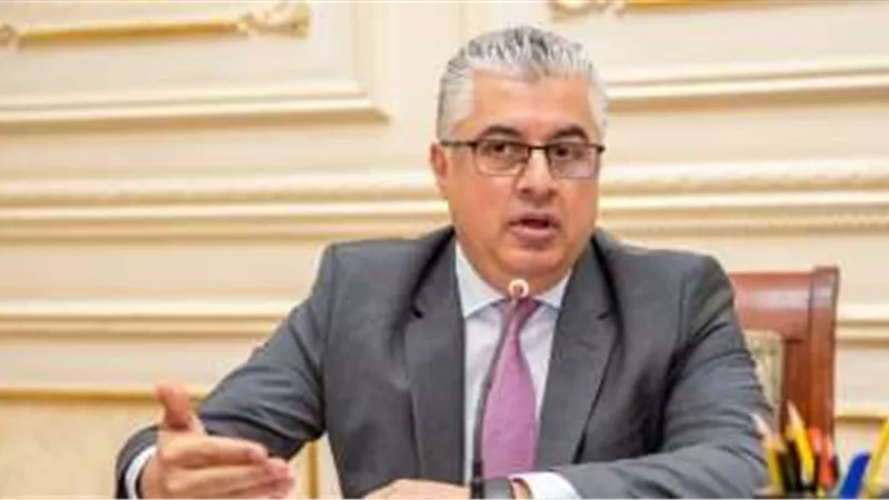 رئيس قناة السويس يطالب بسرعة تعديل قانون المنطقة