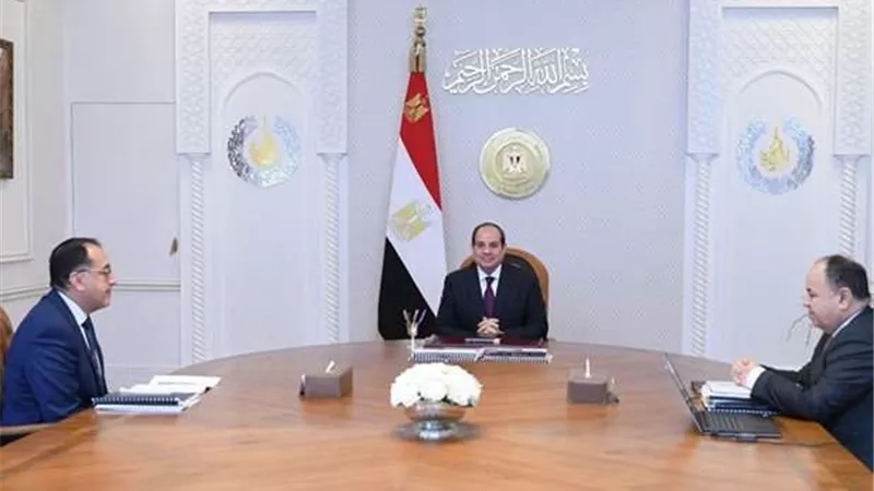 أستاذ اقتصاد: اجتماع السيسي مع «مدبولي ومعيط» بمثابة مكاشفة عن مؤشرات الموازنة العامة