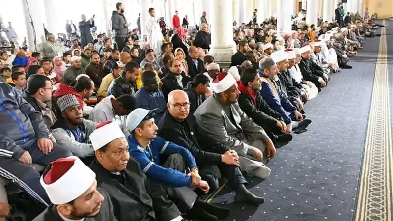 متسابقو «العالمية للقرآن» يؤدون صلاة الجمعة بمسجد عمرو بن العاص