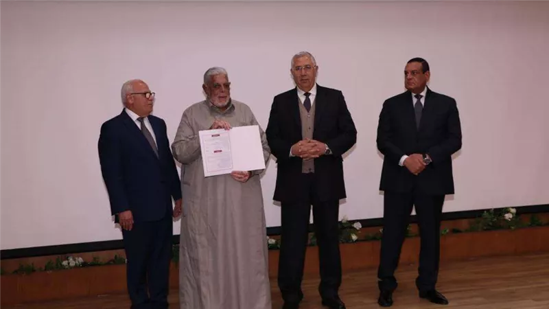 وزيرا الزراعة والتنمية المحلية ومحافظ بورسعيد يسلمون 127 عقد للمزارعين والصيادين ببورسعيد
