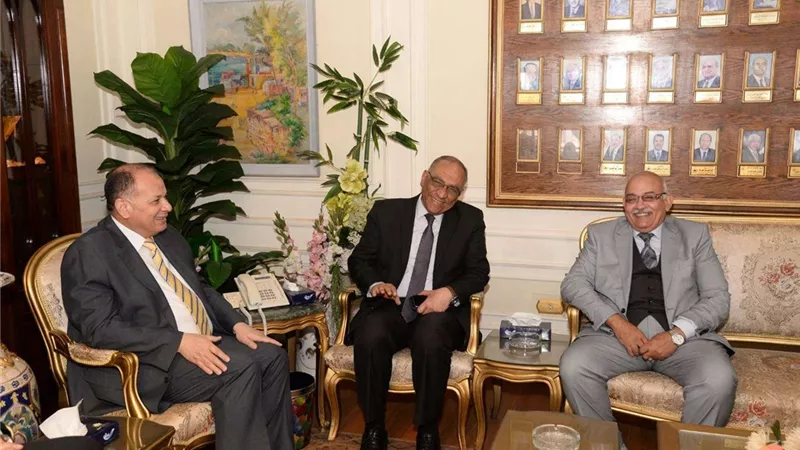 محافظ أسيوط يستقبل نائب وزير الصحة لشئون السكان والوفد المرافق له