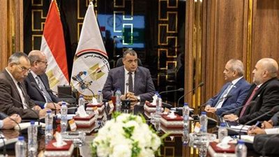 وزير الإنتاج الحربي يبحث مع مدير مجموعة شركات النافع سبل التعاون الاقتصادي