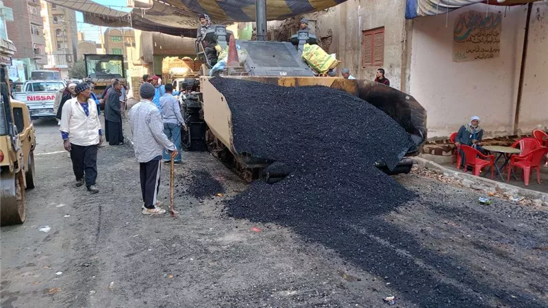 محافظ أسيوط يؤكد استمرار أعمال رصف شوارع مدينة منفلوط ضمن الخطة الاستثمارية 2023- 2024