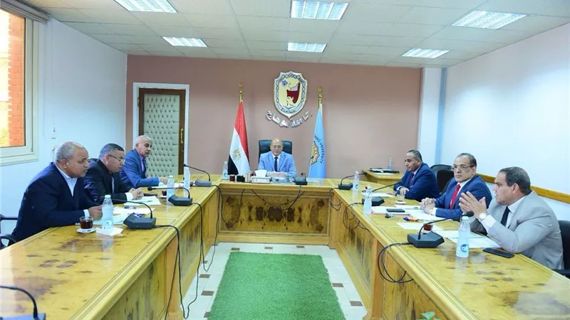 رئيس جامعة سوهاج يناقش تجهيزات امتحانات الفصل الدراسي الأول ٢٠٢٤/٢٠٢٣