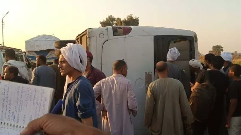 إصابة 5 أشخاص في انقلاب أتوبيس  بسوهاج