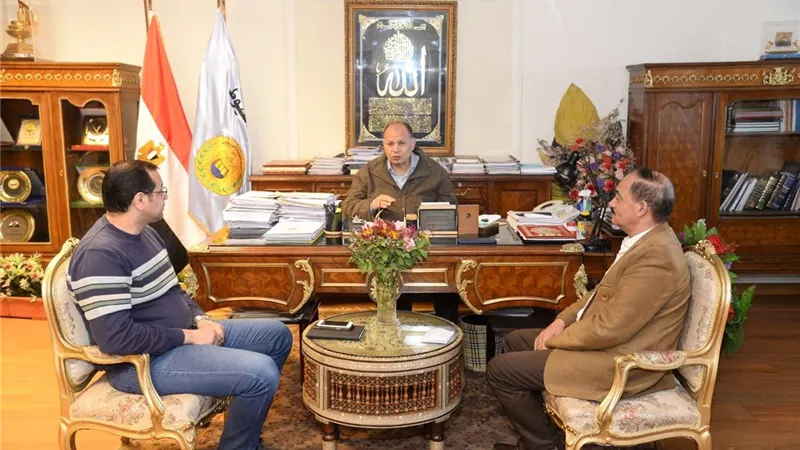 محافظ أسيوط يناقش المشروعات الجارى تنفيذها والتأكد من جاهزية شركة مياه الشرب للأزمات والكوارث