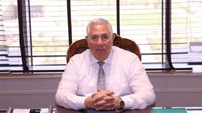 وزير الزراعة يبحث مع قيادات الوزارة التوسع فى تقديم وتطوير خدمات الإرشاد الزراعي
