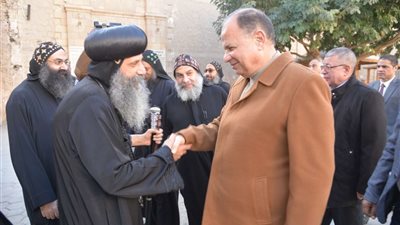 محافظ أسيوط يزور إيبارشية الدير المحرق بالقوصية للتهنئة بعيد الميلاد المجيد
