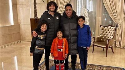 محمد النني يلتقي أسرته في معسكر المنتخب اليوم