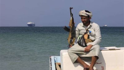 هيئة بحرية بريطانية: 6 زوارق صغيرة اقتربت من سفن تجارية قبالة اليمن