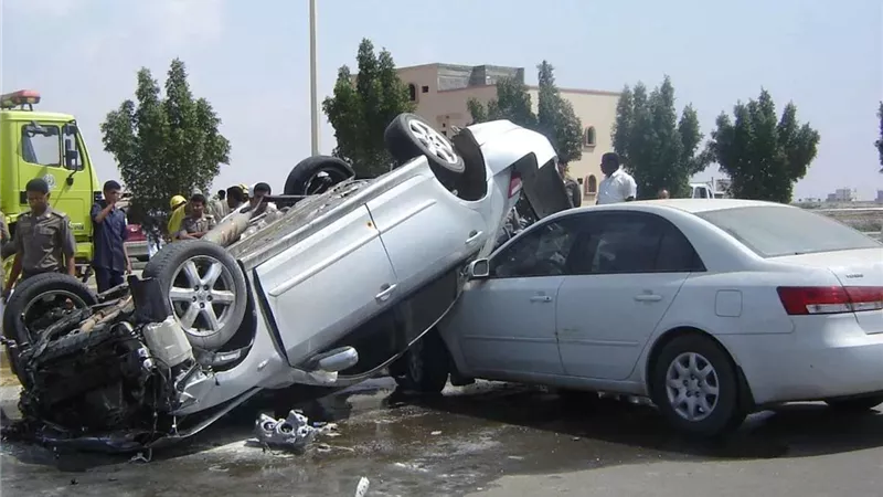 إصابة 4 أشخاص في تصادم سيارتين بسوهاج