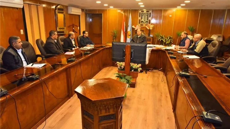محافظ أسيوط يستعرض مقترحات مشروعات الخطة الاستثمارية لمنفلوط وحي شرق