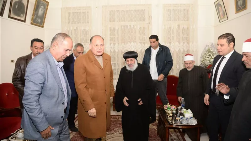 محافظ أسيوط يزور مطرانيتي ديروط والقوصية للأقباط الأرثوذوكس للتهنئة بعيد الميلاد المجيد