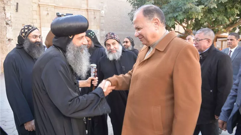 محافظ أسيوط يزور إيبارشية الدير المحرق بالقوصية للتهنئة بعيد الميلاد المجيد