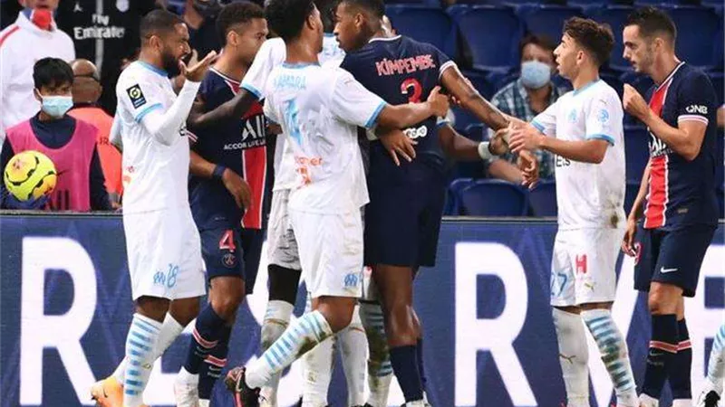 الشوط الأول.. باريس يلدغ تولوز بهدفين في كأس السوبر الفرنسي