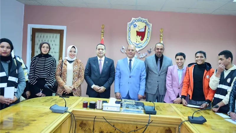 رئيس جامعة سوهاج ومؤسسة حياة كريمة يكرمون طلاب من أجل مصر نظراً لجهودهم في الأنشطة الطلابية