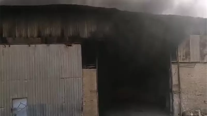 إخماد حريق هائل داخل مصنع أقمشة بمنطقة النزهة
