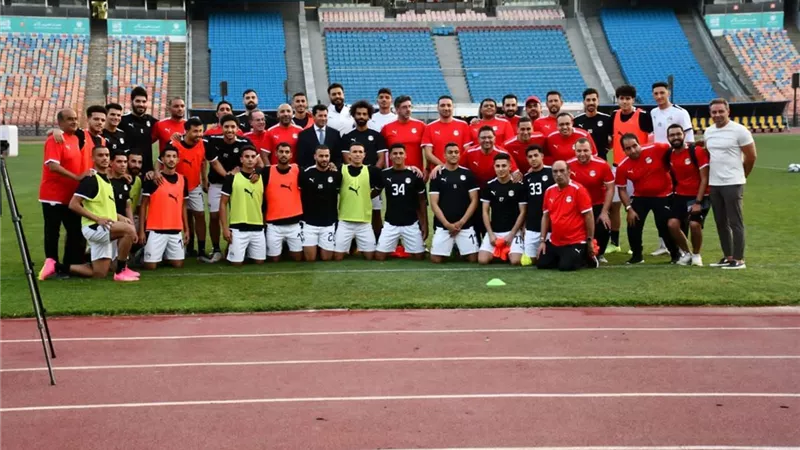 وزير الشباب والرياضة يعقد جلسة مع لاعبي المنتخب الوطني قبل أمم أفريقيا