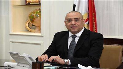 عاصم الجزار يستعرض الموقف التفصيلى لأعمال المرافق بمنطقة الحزام الأخضر