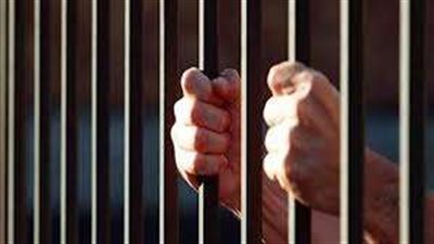 للنصب على المواطنين.. حبس شخص انتحل صفة موظف خدمة عملاء أحد البنوك