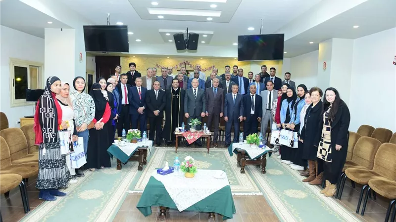 في أجواءً من البهجة والسعادة.. وفد جامعة سوهاج يزور كنائس الطوائف المسيحية للتهنئة بعيد الميلاد المجيد..والنعماني يؤكد مصر ستظل نسيجًا وجسدًا واحدًا ووطنًا للسلام