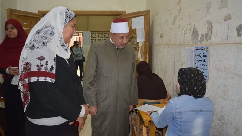 نائب رئيس جامعة الأزهر بأسيوط يتفقد لجان كلية التجارة بنات لامتحانات الترم الأول