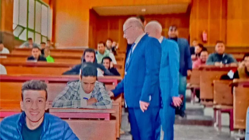رئيس جامعة سوهاج يتفقد سير الإمتحانات بكلية الحقوق في يومها الاول