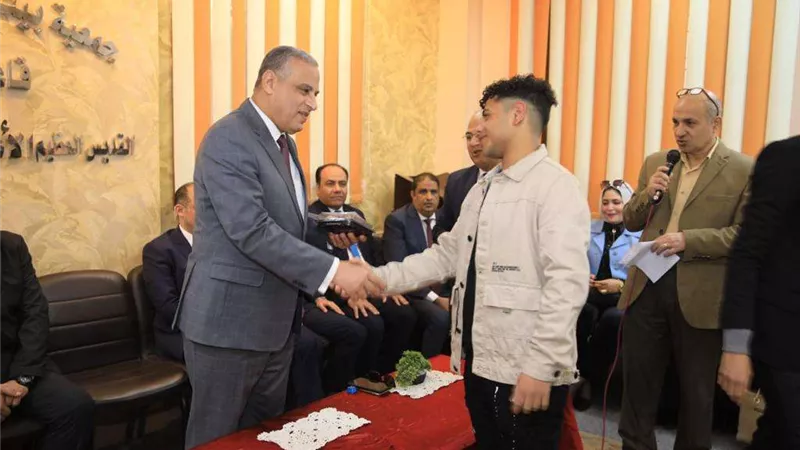 محافظ سوهاج ومدير الأمن يشاركان أطفال 