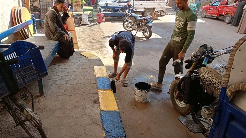 محافظ أسيوط: حملات نظافة وتسوية طرق ودهان بمركز منفلوط