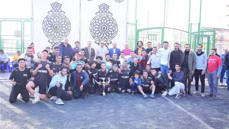 تتويج فريق الحاسبات والذكاء الاصطناعي بجامعة سوهاج بكأس البطولة فى نهائي مباريات كرة القدم