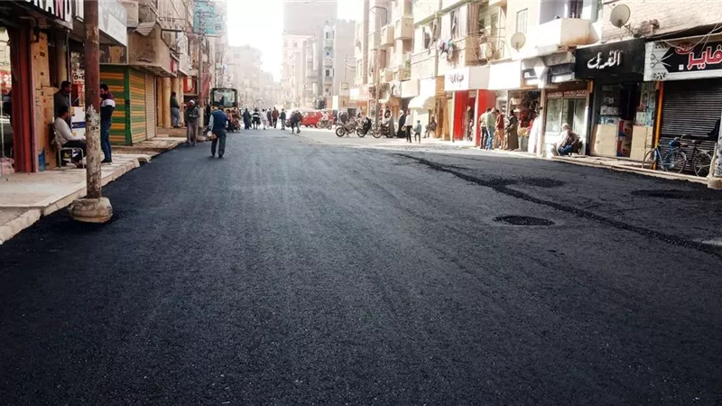 ضمن مشروعات برنامج التنمية المحلية بصعيد مصر .. استمرار أعمال الرصف بشارع 